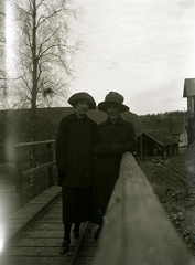 Två pigor från gården fotograferade vid Rävvåla Hytta.